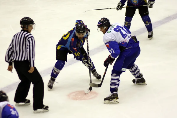 Gra hokej na stadionie olimpijskim brasov — Zdjęcie stockowe