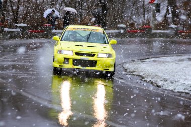 Mitsubishi araba yarışı sırasında Brasov rallisinde