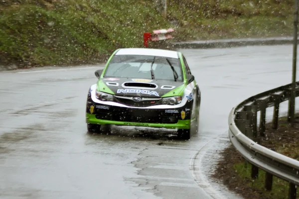 Coche verde durante la competición en el rally de Brasov —  Fotos de Stock