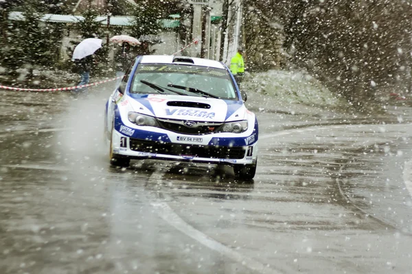 Één van de concurrenten van de rally tijdens de rally van brasov — Stockfoto