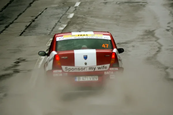 Rückseite des Rallye-Wagens dacia logan — Stockfoto
