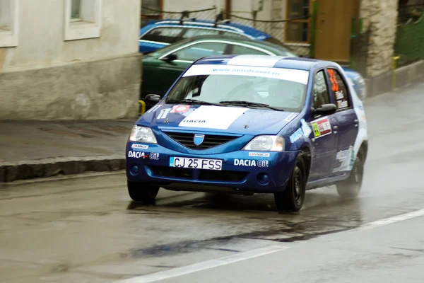 Blue Dacia Logan durante la competición en el rally Brasov —  Fotos de Stock