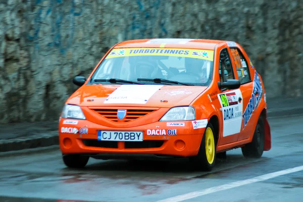 Scène rapprochée avec Dacia Logan au rallye de Brasov — Photo