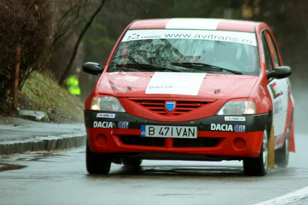 Červená dacia logan rally auto v soutěži — Stock fotografie
