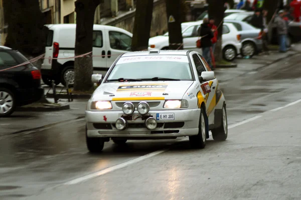 Lanzamiento del coche de carreras en el campeonato en el rally Brasov — Foto de Stock