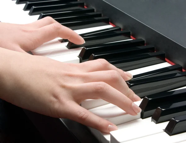 Пианино и руки — стоковое фото
