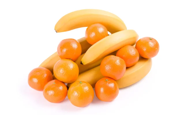 Кучка бананов и мандаринов — стоковое фото