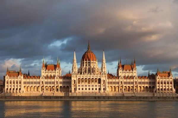 Ungerska parlamentet på solnedgången, budapest — Stockfoto