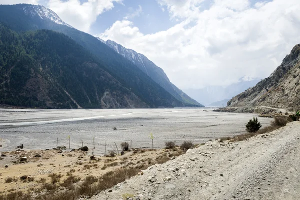Pusty rzeka góry Himalaje — Zdjęcie stockowe