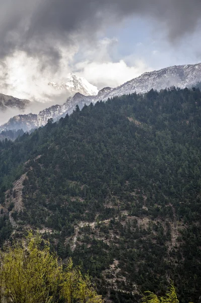 Sztormowej pogody w górach himlaya — Zdjęcie stockowe