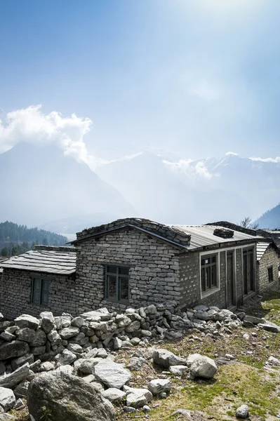 本地房子在喜马拉雅山脉的视图 — 图库照片