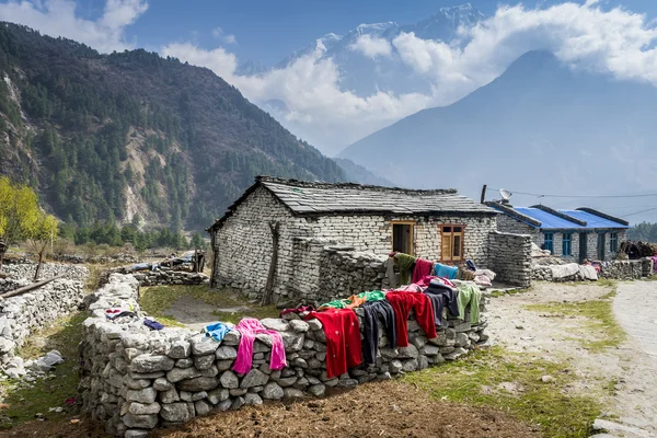 本地房子在中央的喜马拉雅山脉中的视图 — 图库照片