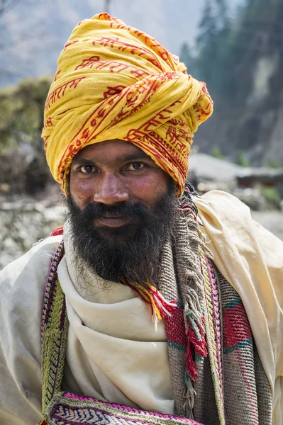 Pellegrino buddista sulle montagne dell'Himalaya — Foto Stock