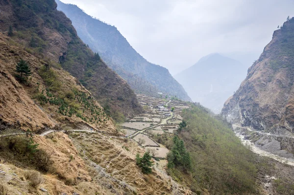Horská krajina v nepálštině — Stock fotografie