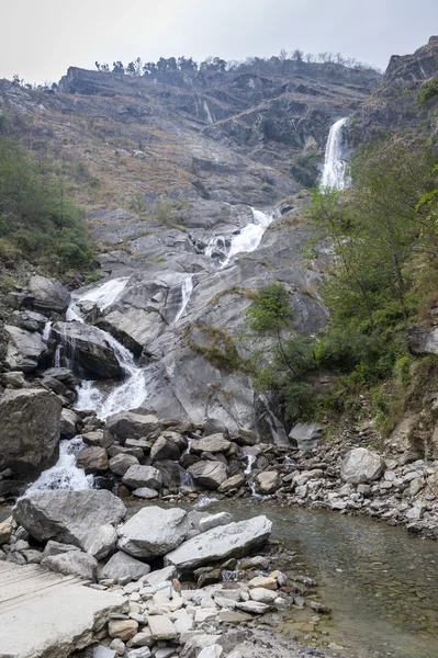 Водопад на пути к Аннапурне в Непале, Гималаи — стоковое фото