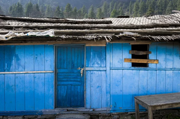 Blue house in Himalaya mountains — Stock Photo, Image
