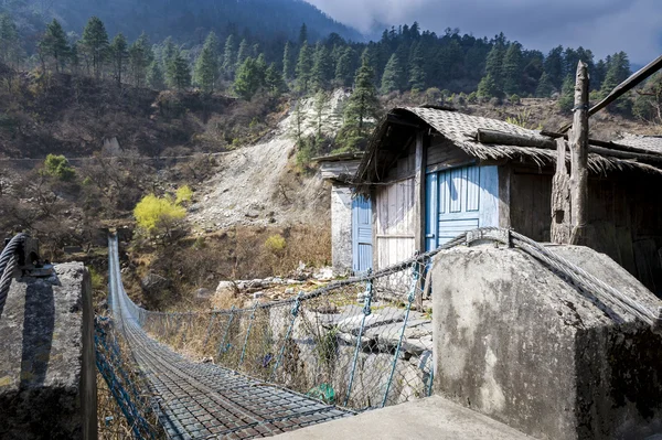Zawieszenie stóp mostu w Himalaje, nepal — Zdjęcie stockowe