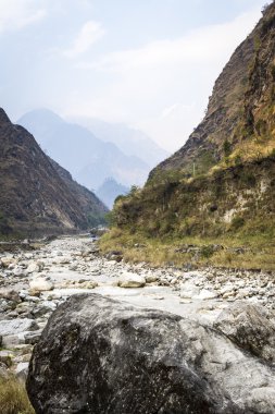 himalaya Dağları'nda nehir yatağı