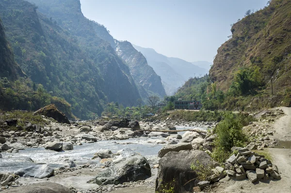 Riverbed dans les montagnes Himalaya — Photo