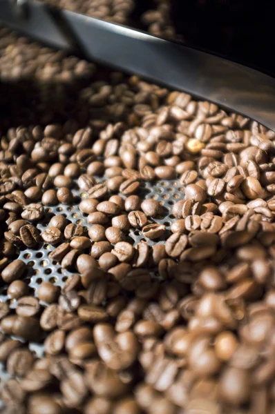 Жареные темные кофейные зерна — стоковое фото