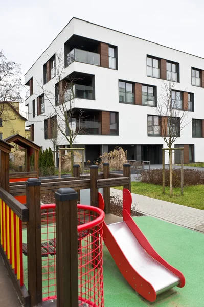 Детская игровая площадка на недвижимость — стоковое фото