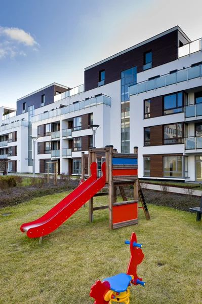 Детская игровая площадка на недвижимость — стоковое фото