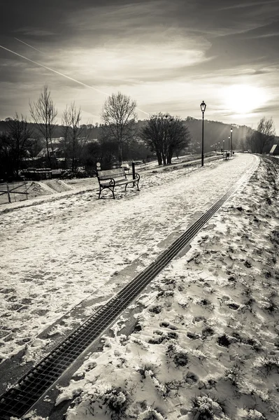 在冬天的时间，卡齐米日 dolny 复古人行道 — 图库照片