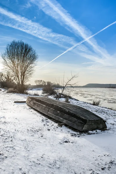 Båt på stranden i vintertid — Stockfoto