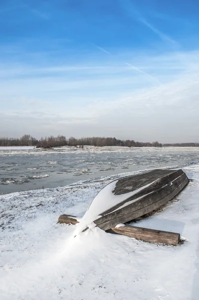 Båt på stranden i vintertid — Stockfoto