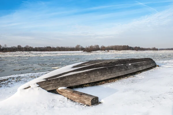 Barco en la playa en invierno — Foto de Stock