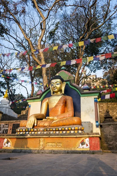 Posąg siedzi Budda w świątynię swayambhunath — Zdjęcie stockowe