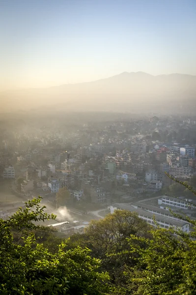 Zonsopgang boven de stad in kathmandu, nepal. — Stockfoto