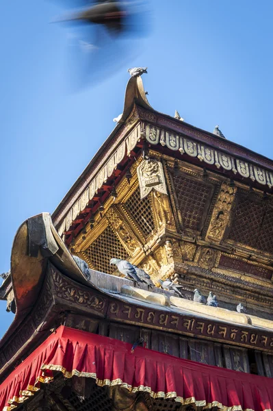 Dach w świątynię swayambhunath w kathmandu, nepal — Zdjęcie stockowe