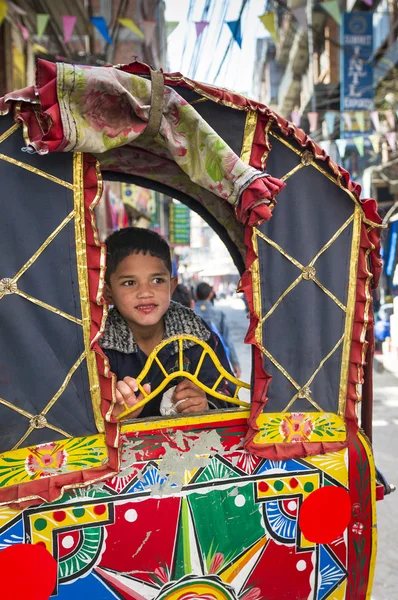 Портрет мальчика в рикше — стоковое фото