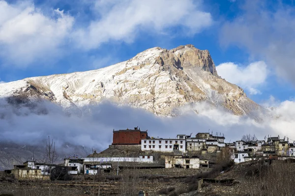Маленькая деревня в Гималаях — стоковое фото