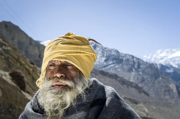 Buddista sulle montagne dell'Himalaya — Foto Stock