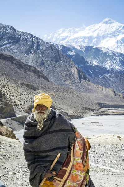 Peregrino en las montañas del Himalaya —  Fotos de Stock