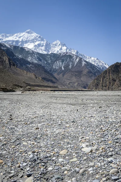 Lege rivier in bergen van de himalaya — Stockfoto