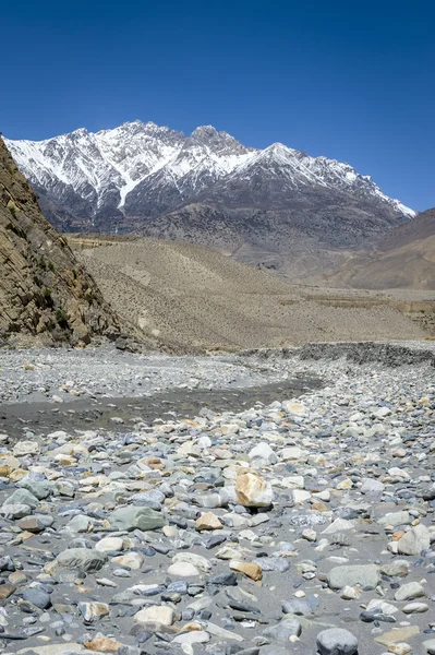 Prázdné řeka v Himalájích — Stock fotografie