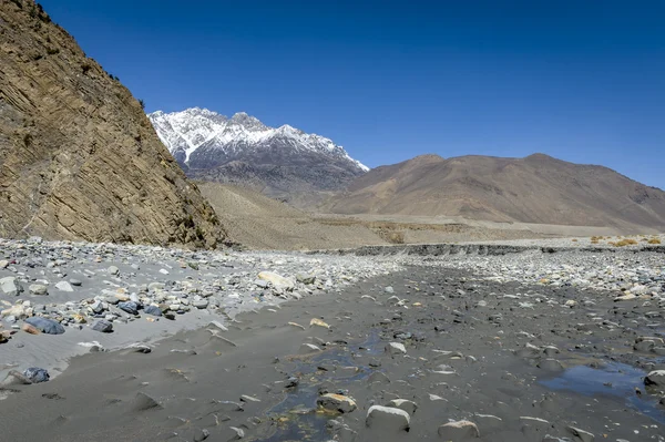 Letto del fiume nelle montagne dell'Himalaya — Foto Stock