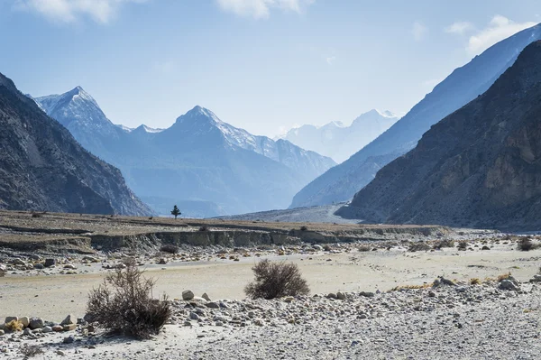 Гималайские горы в ясный день — стоковое фото