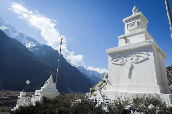 Monumento budista en las montañas del Himalaya — Foto de Stock