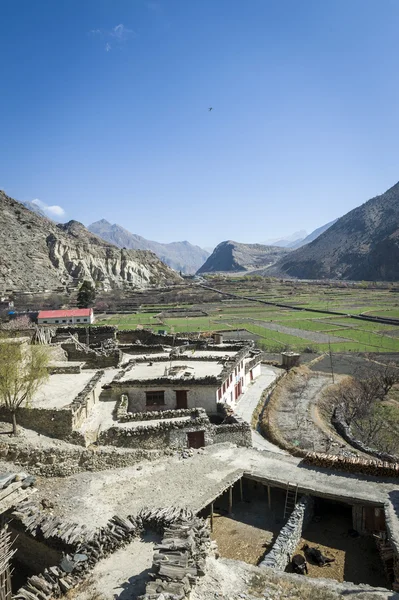 Petit village des montagnes de l'Himalaya — Photo