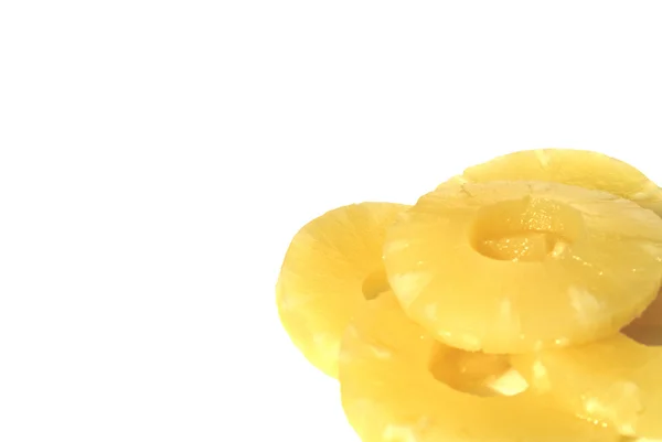 Gelbe Ananasringe aus der Dose, vegetarisches Essen — Stockfoto