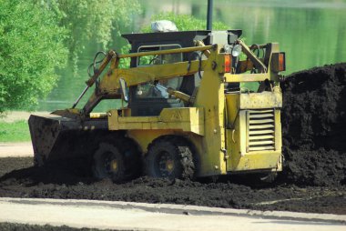 Bahar Şehir Parkı içinde çalışan Mini ekskavatör Kepçe