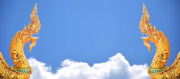 Estatua del dragón con el cielo azul. — Stockfoto