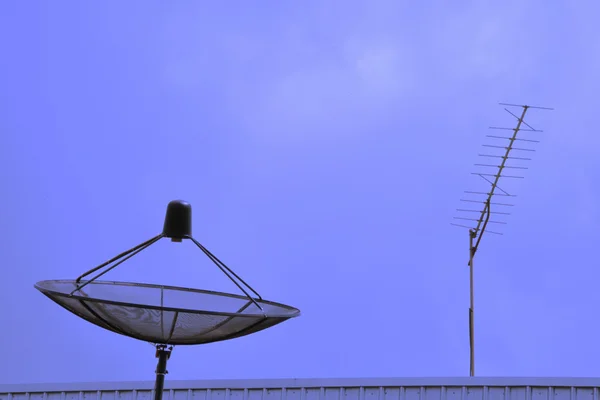 TV aerial and satellite dish — Stock Photo, Image