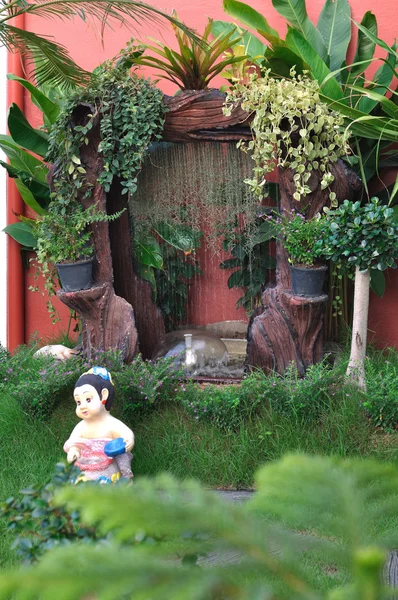 Clay doll ve bahçe şelale. — Stok fotoğraf