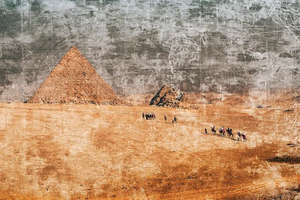 Kamelkarawane zieht zur Pyramide — Stockfoto
