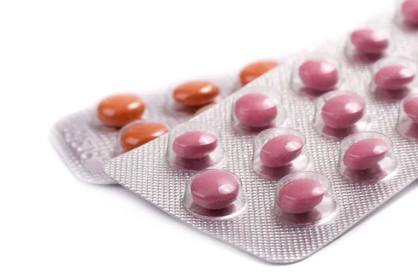 Tabletter i förpackning på en vit bakgrund — Stockfoto